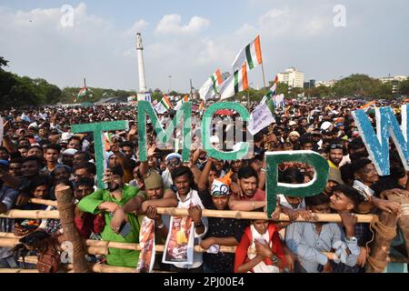 Kolkata, Bengale occidental, Inde. 29th mars 2023. Les partisans du Congrès Trinamool (TMC) réagissent lors d'une réunion publique d'Abhishek Banerjee, député et secrétaire général national du Congrès Trinamool (TMC). (Credit image: © Biswarup Ganguly/Pacific Press via ZUMA Press Wire) USAGE ÉDITORIAL SEULEMENT! Non destiné À un usage commercial ! Banque D'Images