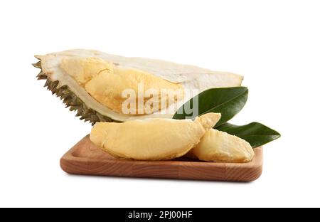 Durian mûr frais avec feuilles vertes sur fond blanc Banque D'Images