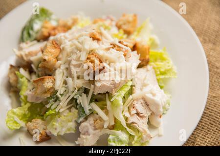 Une salade César au poulet maison. Angleterre GB Banque D'Images