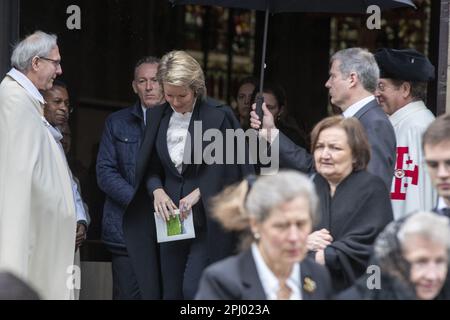 Edingen, Belgique. 30th mars 2023. La reine Mathilde de Belgique (C) assiste aux funérailles du comte Raoul d'Udekem d'Acoz, ancien membre du conseil municipal de Herne et politicien CD&V, et oncle de la reine de Belgique, à Enghien - Edingen, le jeudi 30 mars 2023. Il est mort à l'âge de 87 ans. BELGA PHOTO NICOLAS MATERLINCK crédit: Belga News Agency/Alay Live News Banque D'Images