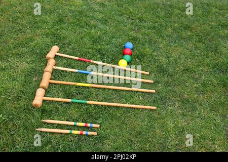 Ensemble d'équipement de croquet sur l'herbe verte Banque D'Images