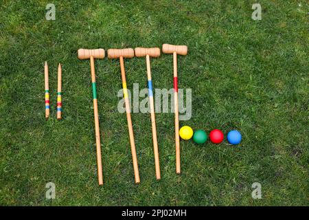 Ensemble d'équipement de croquet sur herbe verte, plat Banque D'Images