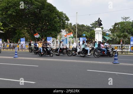 Kolkata, Bengale occidental, Inde. 29th mars 2023. Les partisans du Congrès Trinamool (TMC) arrivent à une réunion publique d'Abhishek Banerjee, député et secrétaire général national du Congrès Trinamool (TMC). (Credit image: © Biswarup Ganguly/Pacific Press via ZUMA Press Wire) USAGE ÉDITORIAL SEULEMENT! Non destiné À un usage commercial ! Banque D'Images