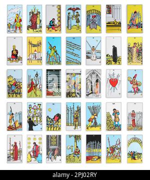 Jeu avec différentes cartes de tarot sur fond blanc Banque D'Images