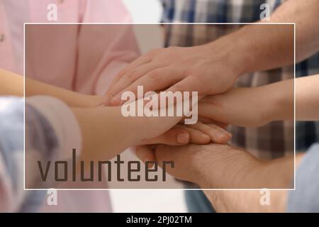 Groupe de bénévoles qui mettent les mains ensemble, en gros plan Banque D'Images