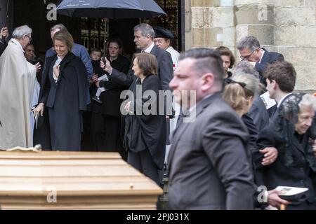 Edingen, Belgique. 30th mars 2023. La reine Mathilde de Belgique (L) assiste aux funérailles du comte Raoul d'Udekem d'Acoz, ancien membre du conseil municipal de Herne et politicien CD&V, et oncle de la reine de Belgique, à Enghien - Edingen, le jeudi 30 mars 2023. Il est mort à l'âge de 87 ans. BELGA PHOTO NICOLAS MATERLINCK crédit: Belga News Agency/Alay Live News Banque D'Images