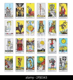 Jeu avec différentes cartes de tarot sur fond blanc Banque D'Images