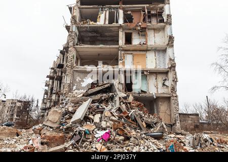 19 mars 2023, Izium, oblast de Kharkiv, Ukraine: Vue d'un immeuble détruit dans une explosion causée par un incendie de fusée. Izyum dans la région de Kharkiv en Ukraine, six mois après le retrait de l'armée russe. Bien que la ville ne soit plus en feu, il existe encore un risque élevé d'explosions dues à la présence de mines, de câbles trip et de munitions non explosées. Izyum a été libéré le 10 septembre 2022 lors d'une contre-offensive des forces armées ukrainiennes, mais la ville a été gravement endommagée par les bombardements et l'occupation russes, avec 80% des bâtiments endommagés. Tombes massives de civils ukrainiens an Banque D'Images