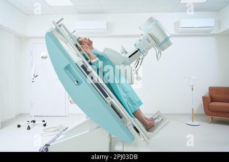 Patient mâle pendant la procédure de radiographie thoracique en clinique Banque D'Images