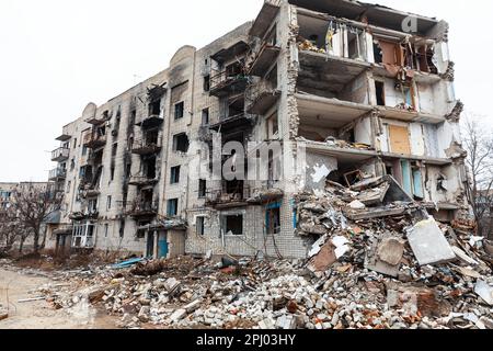 19 mars 2023, Izium, oblast de Kharkiv, Ukraine: Vue d'un immeuble détruit dans une explosion causée par un incendie de fusée. Izyum dans la région de Kharkiv en Ukraine, six mois après le retrait de l'armée russe. Bien que la ville ne soit plus en feu, il existe encore un risque élevé d'explosions dues à la présence de mines, de câbles trip et de munitions non explosées. Izyum a été libéré le 10 septembre 2022 lors d'une contre-offensive des forces armées ukrainiennes, mais la ville a été gravement endommagée par les bombardements et l'occupation russes, avec 80% des bâtiments endommagés. Tombes massives de civils ukrainiens an Banque D'Images