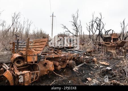 19 mars 2023, Izium, oblast de Kharkiv, Ukraine : matériel militaire brûlé et arbres brûlés de l'homme peuvent être vus au site de la bataille près de la ville d'Izyum dans la région de Kharkiv. Izyum dans la région de Kharkiv en Ukraine, six mois après le retrait de l'armée russe. Bien que la ville ne soit plus en feu, il existe encore un risque élevé d'explosions dues à la présence de mines, de câbles trip et de munitions non explosées. Izyum a été libéré le 10 septembre 2022 lors d'une contre-offensive des forces armées ukrainiennes, mais la ville a été gravement endommagée par les bombardements et l'occupation russes, avec 80% de Banque D'Images