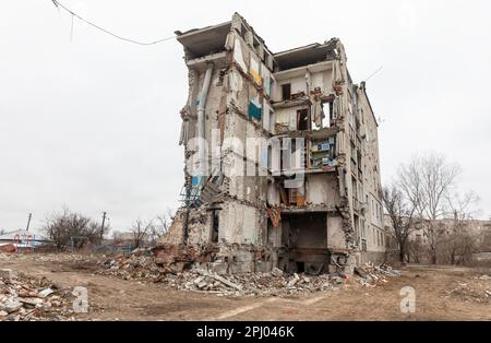 19 mars 2023, Izium, oblast de Kharkiv, Ukraine : un immeuble détruit dans une explosion causée par un incendie de roquette à Izyum. Izyum dans la région de Kharkiv en Ukraine, six mois après le retrait de l'armée russe. Bien que la ville ne soit plus en feu, il existe encore un risque élevé d'explosions dues à la présence de mines, de câbles trip et de munitions non explosées. Izyum a été libéré le 10 septembre 2022 lors d'une contre-offensive des forces armées ukrainiennes, mais la ville a été gravement endommagée par les bombardements et l'occupation russes, avec 80% des bâtiments endommagés. Tombes massives de civils ukrainiens a Banque D'Images