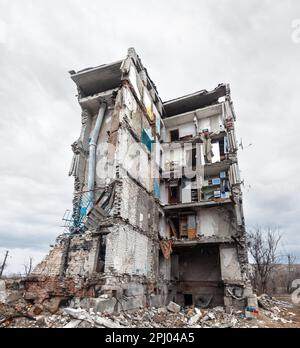 19 mars 2023, Izium, oblast de Kharkiv, Ukraine : un immeuble détruit dans une explosion causée par un incendie de roquette à Izyum. Izyum dans la région de Kharkiv en Ukraine, six mois après le retrait de l'armée russe. Bien que la ville ne soit plus en feu, il existe encore un risque élevé d'explosions dues à la présence de mines, de câbles trip et de munitions non explosées. Izyum a été libéré le 10 septembre 2022 lors d'une contre-offensive des forces armées ukrainiennes, mais la ville a été gravement endommagée par les bombardements et l'occupation russes, avec 80% des bâtiments endommagés. Tombes massives de civils ukrainiens a Banque D'Images