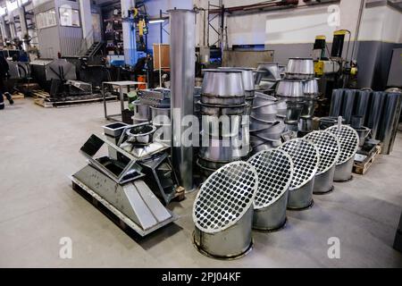 Pièces de rechange pour la construction de conduits de systèmes industriels de chauffage, de séchage et de conditionnement. Banque D'Images