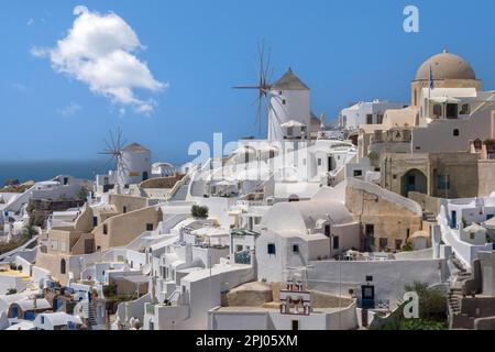 Vue sur la ville d'Oia situé sur le bord du cratère, Santorini, Cyclades, île grecque, Grèce Banque D'Images