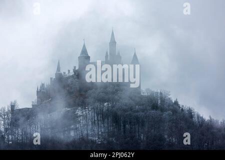 Château de Hohenzollern dans le brouillard, hiver au château de conte de fées, Alb de Souabe, Bisingen, Bade-Wuerttemberg, Allemagne Banque D'Images