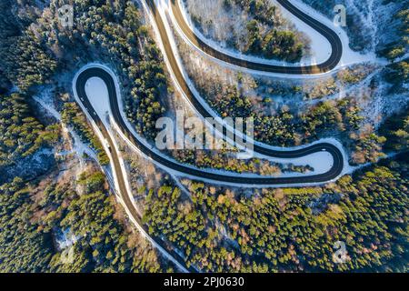 Lochenpass, chemin de passage sinueux de Weilstetten à Tieringen, photo de drone, Swabian Alb, Balingen, Bade-Wurtemberg, Allemagne Banque D'Images