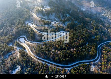Lochenpass, chemin de passage sinueux de Weilstetten à Tieringen, photo de drone, Swabian Alb, Balingen, Bade-Wurtemberg, Allemagne Banque D'Images