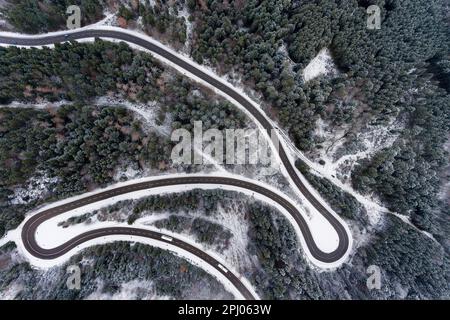 Lochenpass, chemin de passage sinueux de Weilstetten à Tieringen, photo de drone, Swabian Alb, Balingen, Bade-Wurtemberg, Allemagne Banque D'Images