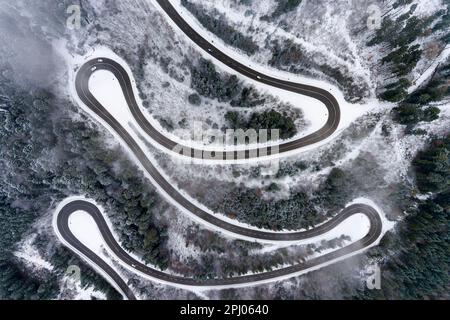 Lochenpass, chemin de passage sinueux de Weilstetten à Tieringen, photo de drone, Swabian Alb, Balingen, Bade-Wurtemberg, Allemagne Banque D'Images