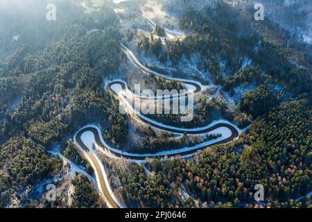 Lochenpass, chemin de passage sinueux de Weilstetten à Tieringen, photo de drone, Swabian Alb, Balingen, Bade-Wurtemberg, Allemagne Banque D'Images