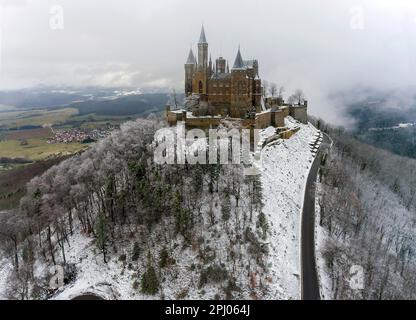 Château de Hohenzollern dans le brouillard, hiver au château de conte de fées, Alb de Souabe, Bisingen, Bade-Wuerttemberg, Allemagne Banque D'Images