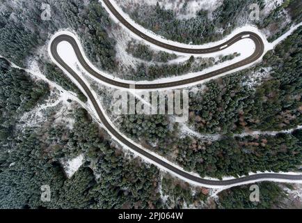 Lochenpass, chemin de passage sinueux de Weilstetten à Tieringen, photo de drone, Swabian Alb, Balingen, Bade-Wurtemberg, Allemagne Banque D'Images