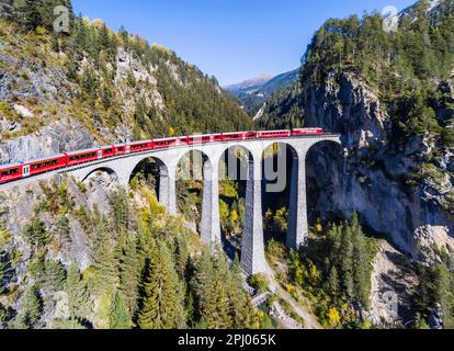 Landwasser Viaduct avec train et locomotive, pont ferroviaire près de Filisur, point de repère du chemin de fer rhétien, site classé au patrimoine mondial de l'UNESCO depuis 2008 Banque D'Images