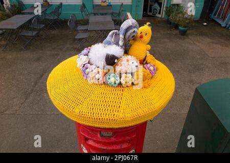 Un chapeau de Pâques tricoté de bien-être des animaux est monté sur le dessus d'un QE2 / QEll / Queen Elizabeth pilier box / post / boîte aux lettres à Londres. ROYAUME-UNI. (133) Banque D'Images