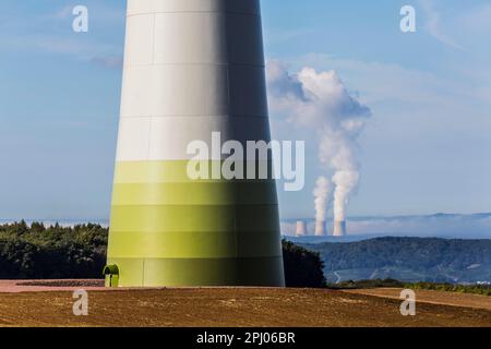 L'éolienne Perl, avec la centrale nucléaire de Cattenom en France en arrière-plan. Perl, Sarre, Allemagne Banque D'Images