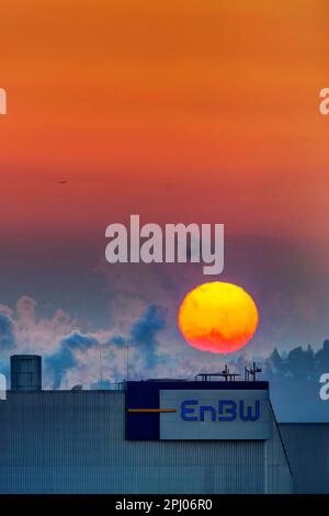 Coucher de soleil, smog, le soleil se couche derrière la centrale thermique et électrique de déchets résiduels Muenster (RMHKW) du fournisseur d'énergie EnBW, Stuttgart Banque D'Images