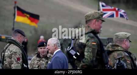 Finowfurt, Allemagne. 30th mars 2023. Le roi Charles III (M) de Grande-Bretagne parle aux soldats lors de sa visite au bataillon de pont anglo-allemand de Finowfurt en 130th. Credit: Jens Schlueter/AFP-POOL/dpa/Alay Live News Banque D'Images