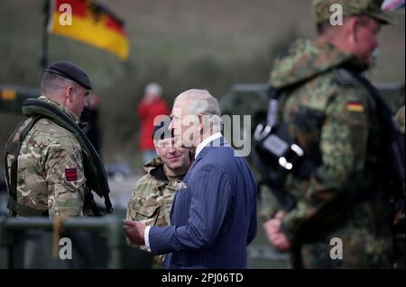 Finowfurt, Allemagne. 30th mars 2023. Le roi Charles III (M) s'entretient avec les soldats lors de sa visite au bataillon de pont de l'ingénieur anglo-allemand de 130th à Finowfurt le deuxième jour de sa tournée en Allemagne. Avant son couronnement en mai 2023, le roi britannique et sa femme royale visiteront l'Allemagne pendant trois jours. Credit: Jens Schlueter/AFP-POOL/dpa/Alay Live News Banque D'Images