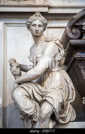 Tombeau de Michel-Ange conçu par Giorgio Vasari à Santa Croce, Florence Banque D'Images