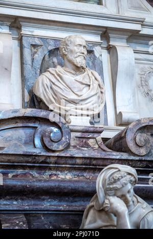 Tombeau de Michel-Ange conçu par Giorgio Vasari à Santa Croce, Florence Banque D'Images