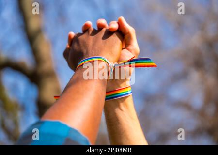 Mains d'un couple multiethnique gay masculin tenant les mains, concept lgbt, les homosexuels Banque D'Images