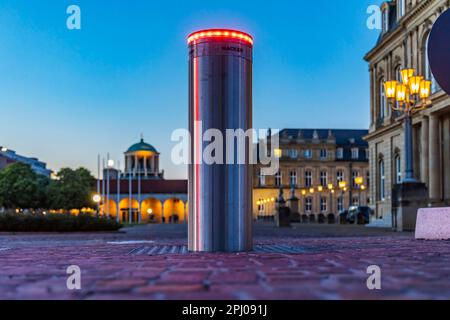 Bornes électro-hydrauliques sur les places du centre-ville, sécurité en bloquant la circulation, Neues Schloss, Stuttgart, Baden-Wuerttemberg, Allemagne Banque D'Images