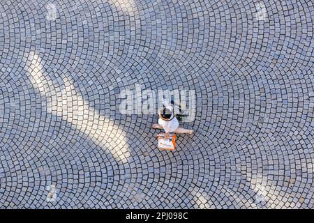 Une femme avec un sac de shopping d'un point de vue d'oiseau, place avec pavés, photo de symbole, Stuttgart, Bade-Wurtemberg, Allemagne Banque D'Images