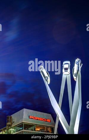 Siège de Porsche, inspiration artistique 911 par Gerry Judah la nuit, Porscheplatz, Zuffenhausen, Stuttgart, Baden-Wuerttemberg, Allemagne Banque D'Images