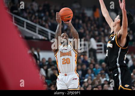 Taiyuan, province chinoise du Shanxi. 30th mars 2023. Kay Felder (L) de Shanxi Loongs prend des photos lors du match rond de 40th entre Shanxi Loongs et Liaoning Flying Leopards à la saison 2022-2023 de la ligue de l'Association chinoise de basket-ball (CBA) à Taiyuan, capitale de la province du Shanxi au nord de la Chine, 30 mars 2023. Credit: Zhan Yan/Xinhua/Alay Live News Banque D'Images