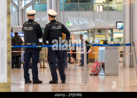 Valise sans surveillance à l'aéroport, la police a bouclé la zone de danger du terminal, Stuttgart, Bade-Wurtemberg, Allemagne Banque D'Images