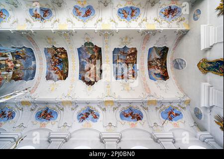 Plafond voûté avec fresques au plafond, église de pèlerinage de l'ancien monastère Heiligkreuz de 1715, Kempten, Allgaeu, Bavière, Allemagne Banque D'Images