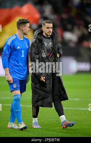 Après le match: Les joueurs remercient les fans audience, Marc-Andre ter Stegen GER et Christian Guenter GER devant l'Allemagne drapeau Allemagne drapeau, drapeau Banque D'Images