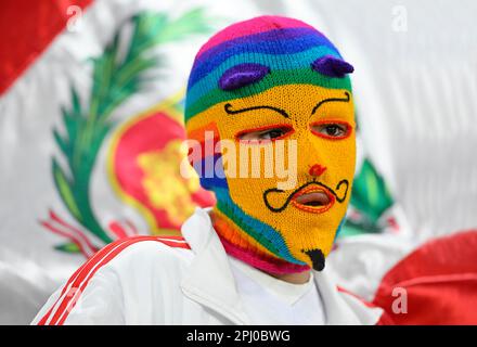 Ventilateur péruvien avec masque devant le drapeau Pérou, portrait, match international, MEWA Arena, Mayence, Rhénanie-Palatinat, Allemagne Banque D'Images