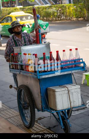 Marchands de rue barrow dans les rues de Sukhumvit, Bangkok, Thaïlande Banque D'Images