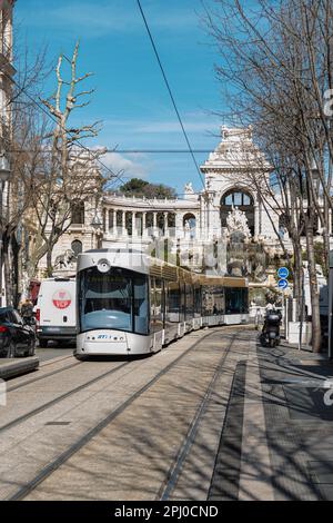 Le tramway de Marseille est un symbole emblématique de la ville phocéenne, offenser aux habitants et aux visiteurs un mois agricole de placement. Banque D'Images