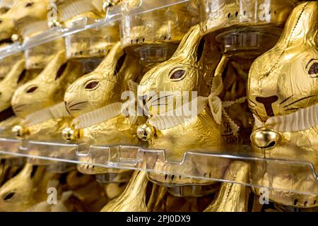 Nombreux lapins de Pâques au chocolat, lapins au chocolat, lapins d'or Lindt, palette dans un supermarché, centre commercial, Allemagne Banque D'Images