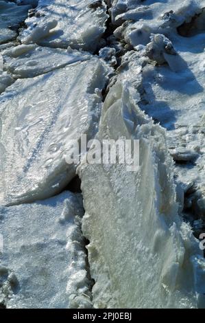 Floes de glace dans le port de Fedderwardersiel, district de Wesermarsch Banque D'Images
