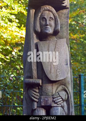 Brême Lesum. Jardin pour les aveugles à Knoops Park. Roland de Brême comme une sculpture en bois, Allemagne Banque D'Images