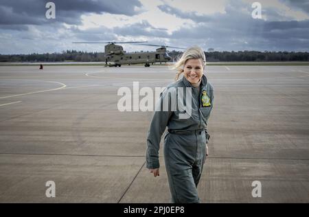 RIJEN - la reine Maxima sort après un entraînement pour éteindre les feux de forêt du Commandement de l'hélicoptère de défense (DHC). La formation est effectuée avec un hélicoptère de transport Chinook de la base aérienne Gilze-Rijen. ANP ROBIN VAN LONKHUIJSEN pays-bas sortie - belgique sortie Banque D'Images